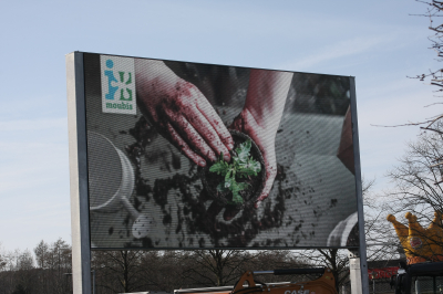 Outdoor LED Videowand vor dem Pflanzenhof Moubis in Ibbenbüren