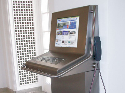 Barrierefreie Infoterminals zur Wandmontage
