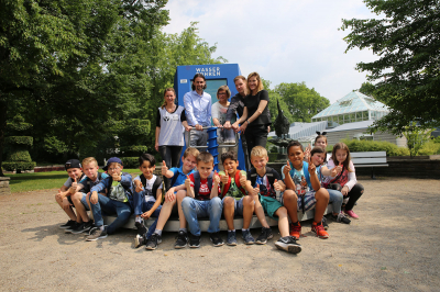 Outdoorlösung - Vier Multimedia-Stationen für die Neven Subotic Stiftung