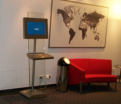 Kiosksystem aus Glas und Edelstahl